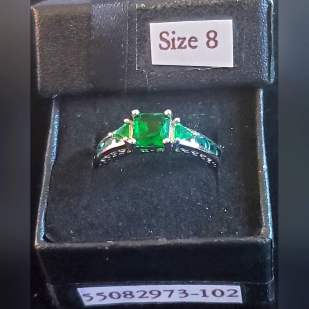 New Sterling Silver   1.5 CT. EMERALD CUT GREEN  RING